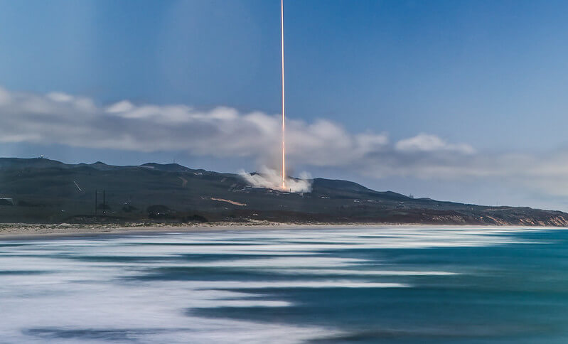 Dieses Foto mit Langzeitbelichtung veröffentlichte SpaceX bei Flickr.