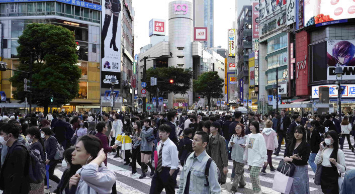 Fußgänger im Bezirk Shibuya in Tokio, Japan.