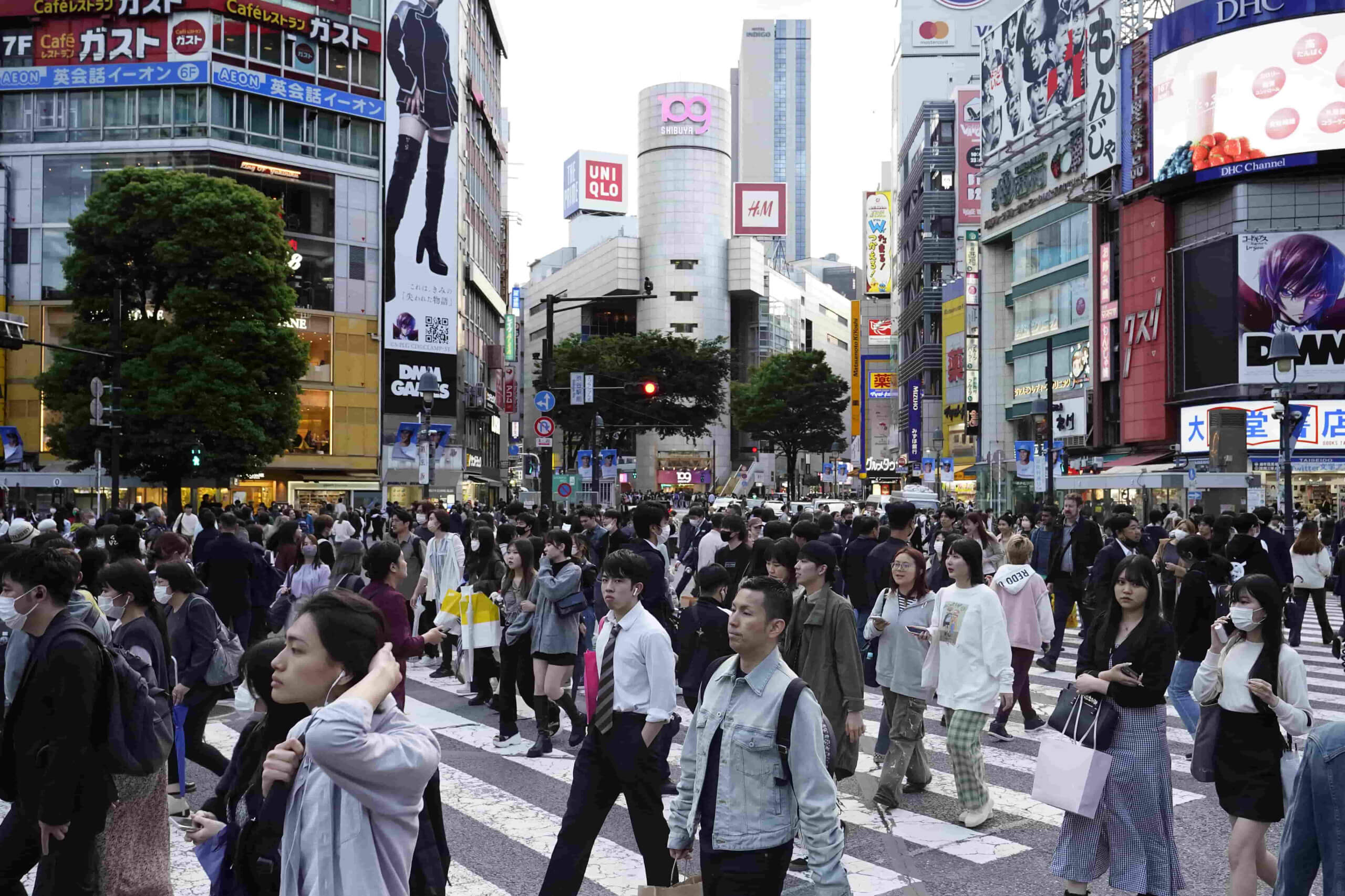 Fußgänger im Bezirk Shibuya in Tokio, Japan.