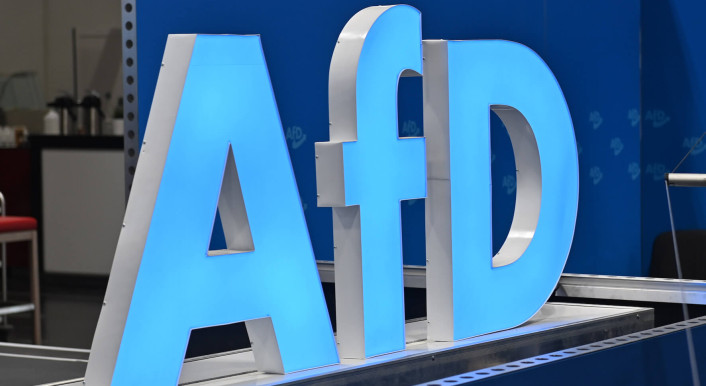 Aufgestelltes blaues Logo der AfD auf einem Partetag