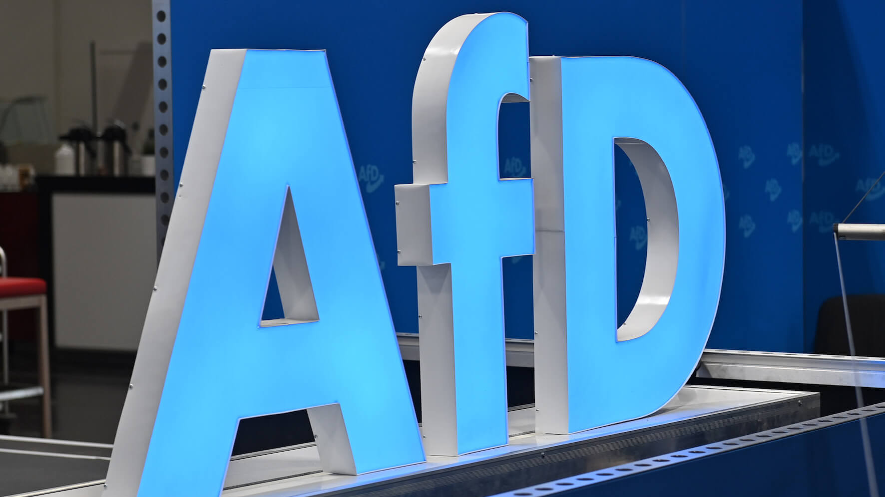 Aufgestelltes blaues Logo der AfD auf einem Partetag