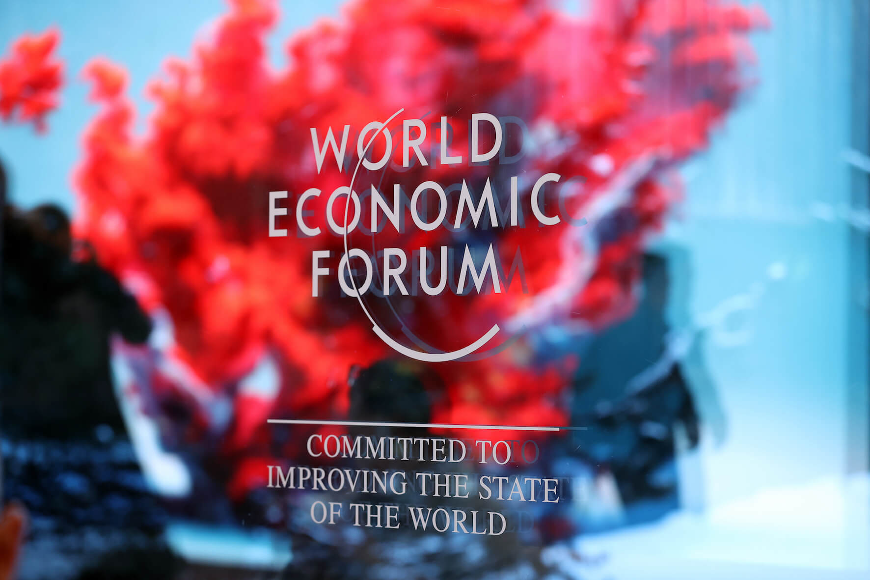Das Logo des Weltwirtschaftsforums spiegelt sich auf einer Scheibe