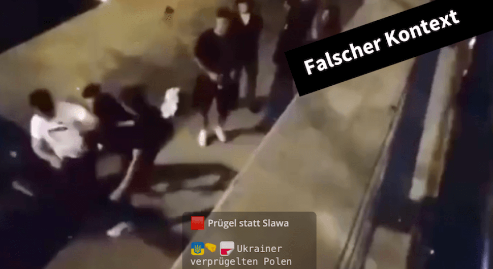 Ein Screenshot aus einem verschwommenen Video, darauf ist eine Prügelei zu sehen.