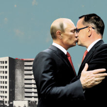 Die Collage zeigt einen Bruderkuss zwischen Putin und dem AfD-Bundessprecher Tino Chrupalla. Im Hintergrund ist das Gemälde des Bruderkusses zwischen Breschnew und Honecker zu sehen.