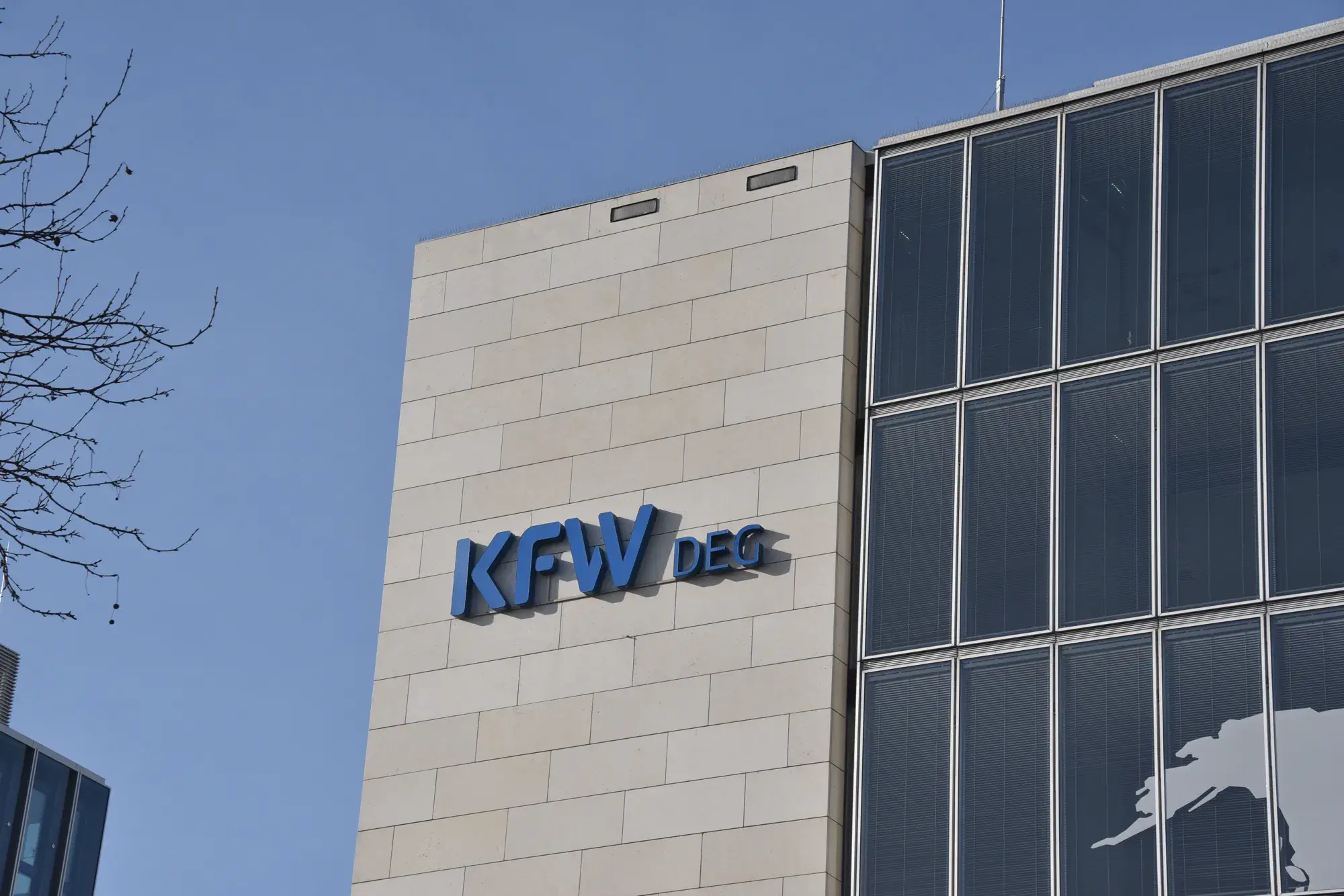 Hausfassade mit Logo der KfW DEG