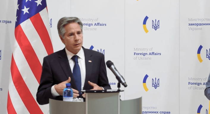 Antony Blinken spricht auf einer Pressekonferenz in der Ukraine