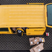 Symboldbild Postauto aus der Vogelperspektive