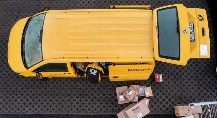 Symboldbild Postauto aus der Vogelperspektive