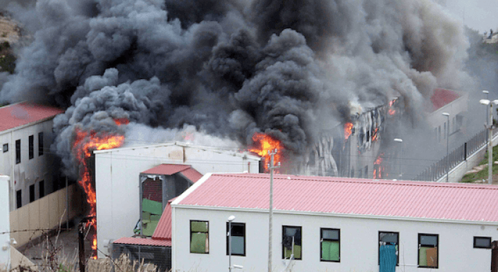 Ein Foto zeigt ein brennendes Gebäude.