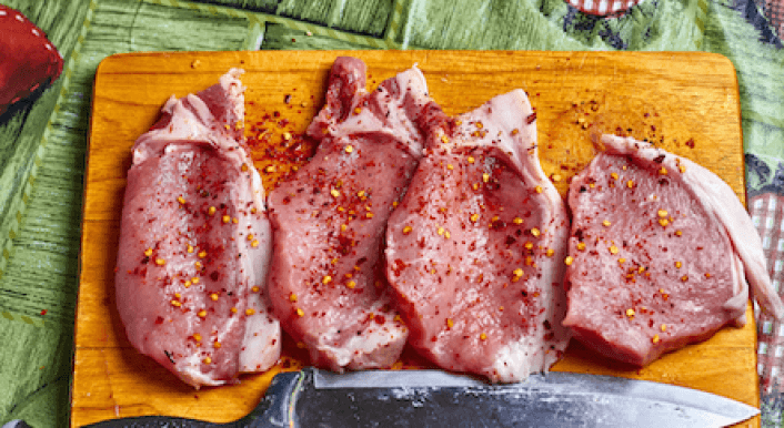 Ein Foto zeigt mehrere Stücke Fleisch auf einem Schneidebrett.