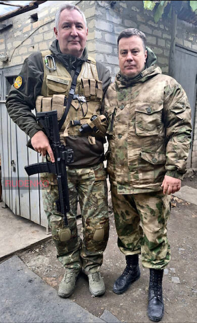 Der frühere stellvertretende Premierminister Russlands, Dmitri Rogoschin, posiert unter anderem mit einer Glock-Pistole.