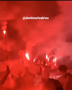 Ausschnitt aus einem Video von Juli 2023, das Belouizdad-Fans mit bengalischem Feuer auf Hausdächern zeigten (Quelle: Instagram; Screenshots und Collage: CORRECTIV.Faktencheck)