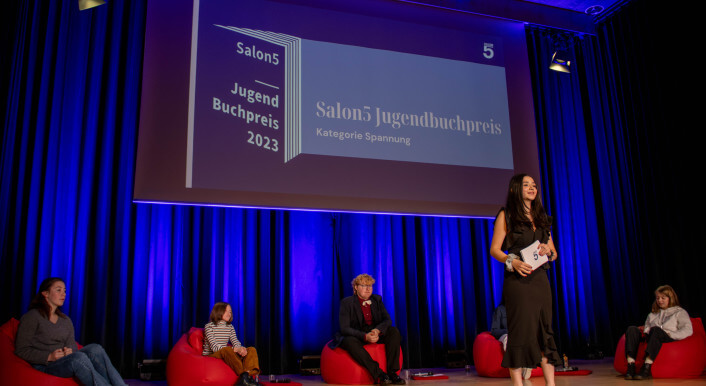 Salon5 Jugendreporterin Aylin Çerik steht auf der Bühne des Jugendbuchpreises im Bottroper Kammerkonzertsaal
