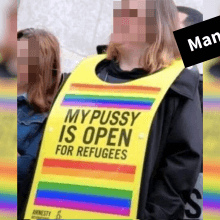 Frau auf Demonstration trägt Schild mit dem Schriftzug My Pussy Is Open