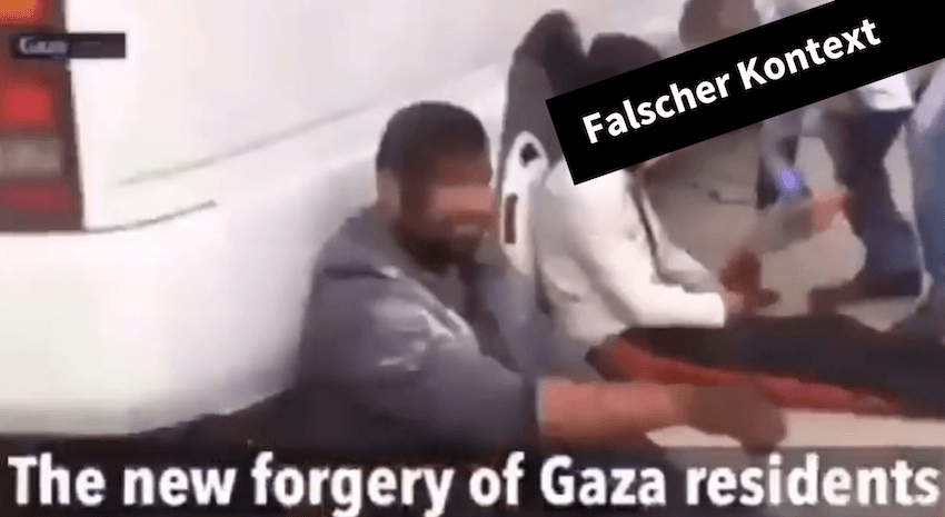 Ein Mann sitzt vor einem Auto, in den Untertiteln eines Videos steht: "The new forgery of Gaza residents".