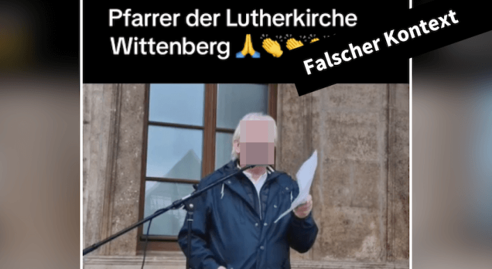 Ein Video zeigt einen weißhaarigen Mann, der mit einem Blatt in der Hand hinter einem Mikrofon steht.