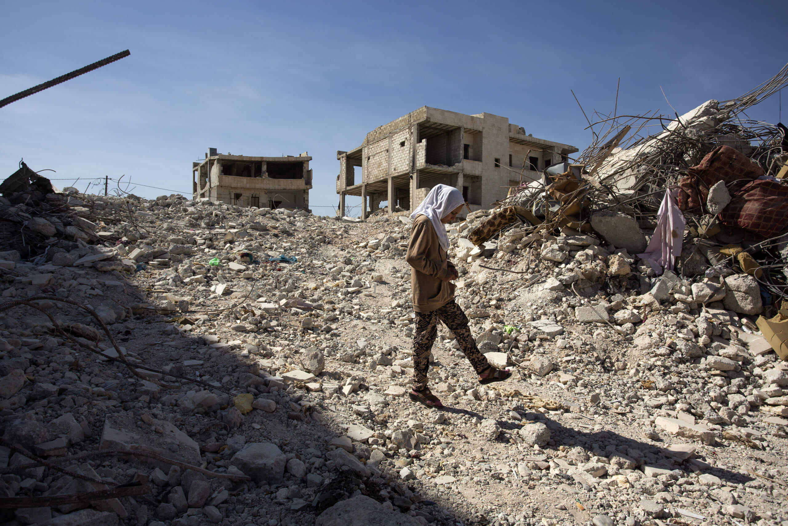Kind vor Trümmern nach Erdbeben in Nordsyrien