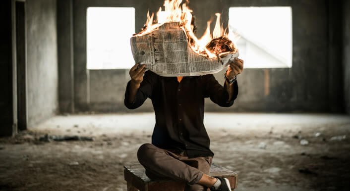 Ein Mann mit einer brennenden Zeitung