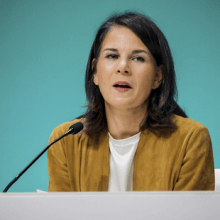 Bundesaußenministerin Annalena Baerbock spricht in ein Mikrophon.