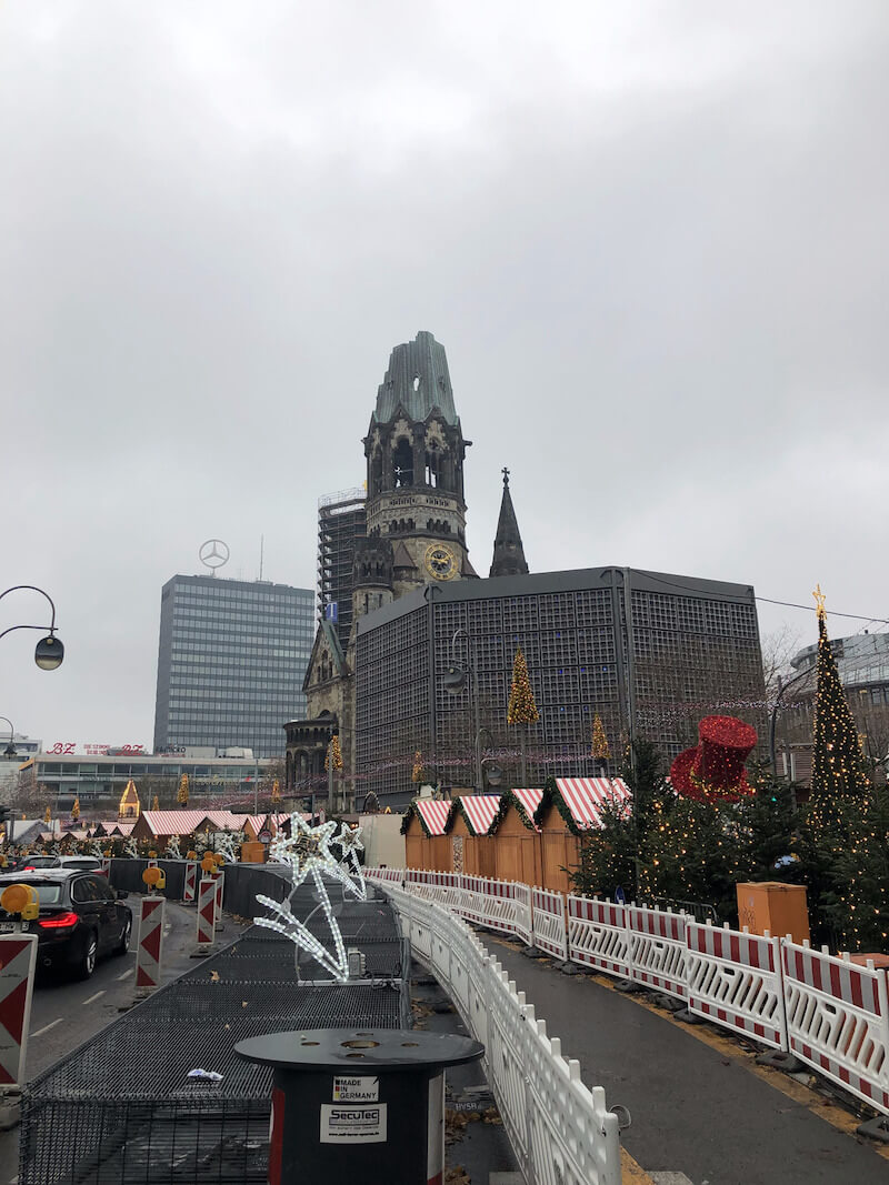 Ein aktuelles Foto vom 7. Dezember 2023 zeigt, dass die Eisenkörbe weiterhin am Breitscheidplatz stehen (Quelle: CORRECTIV.Faktencheck / Sophie Timmermann) 