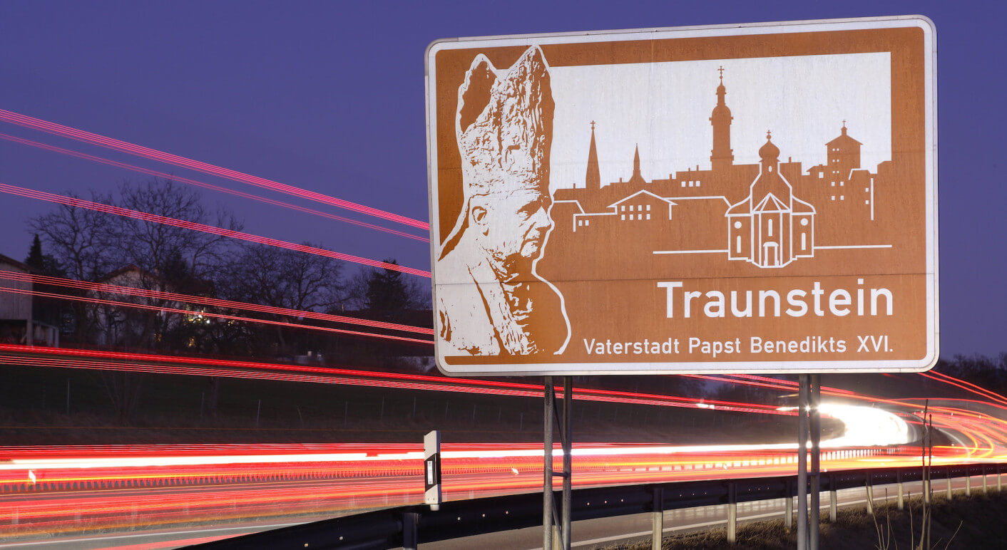 Im Landgericht Traunstein geht es um die Verantwortung und damit das Erbe des verstorbenen Papstes Benedikt XVI.