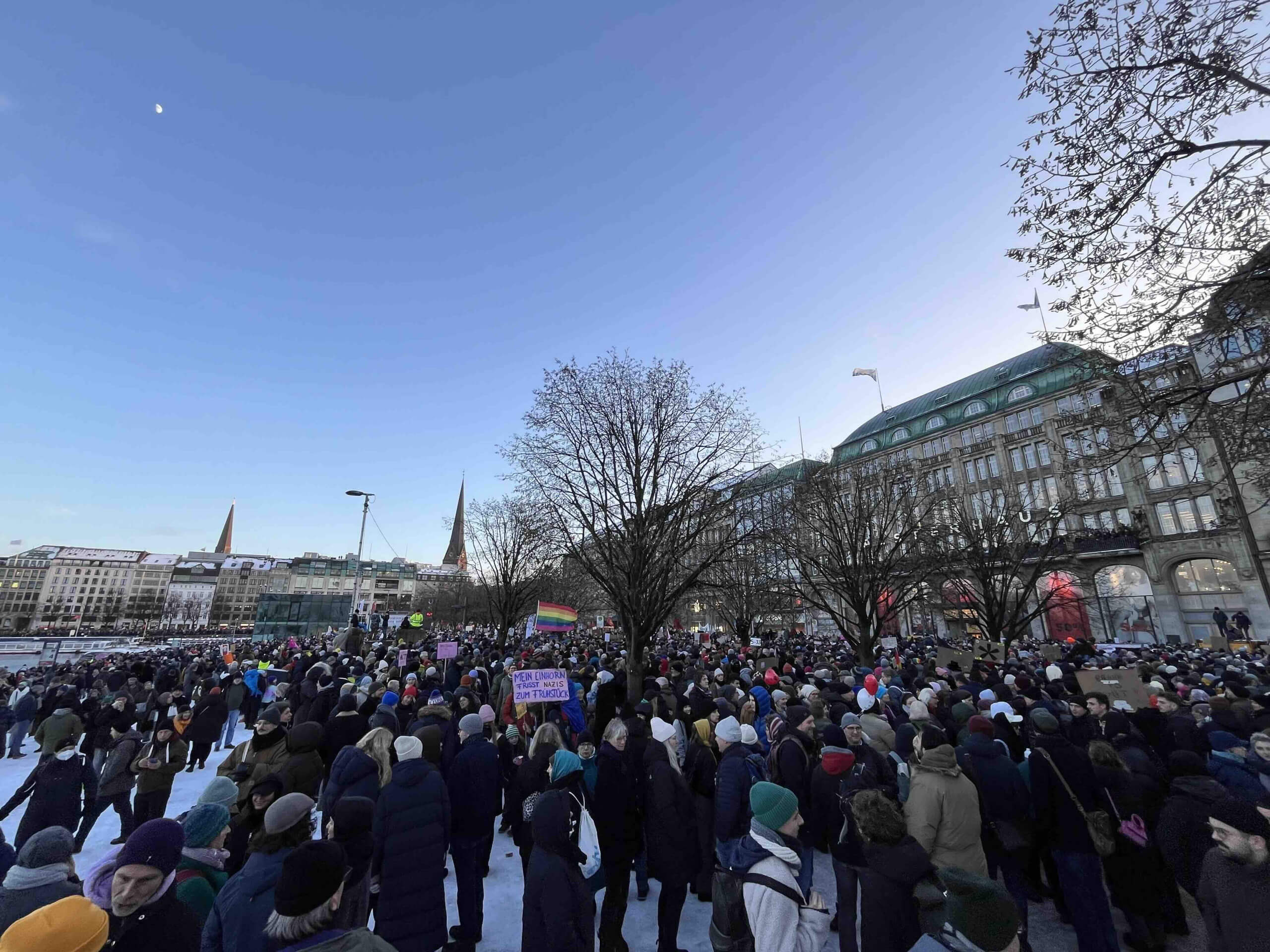 Dicht an dich stehen die Menschen in Hamburg bei der Demo gegen rechts. Aus dem Liveticker von Correctiv.