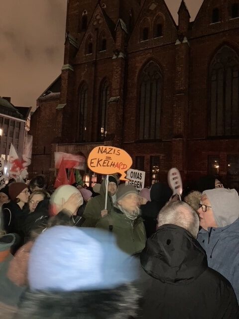 Liveticker zum Geheimplan: In der Hamburger Innenstadt hält eine Frau ein Schild hoch mit der Aufschrift: Nazis gleich ekelhaft