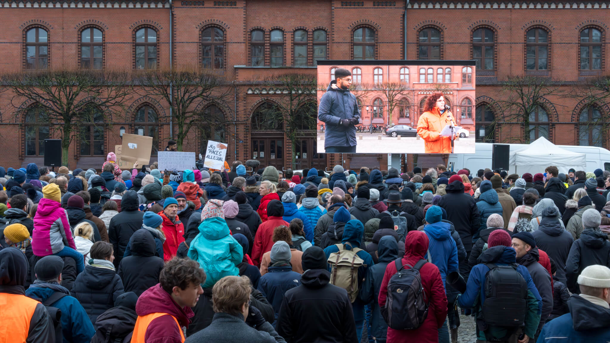 Foto im Liveticker: Versammlung auf dem Greifswalder Marktplatz am 13. Januar 2024. Quelle: CORRECTIV.