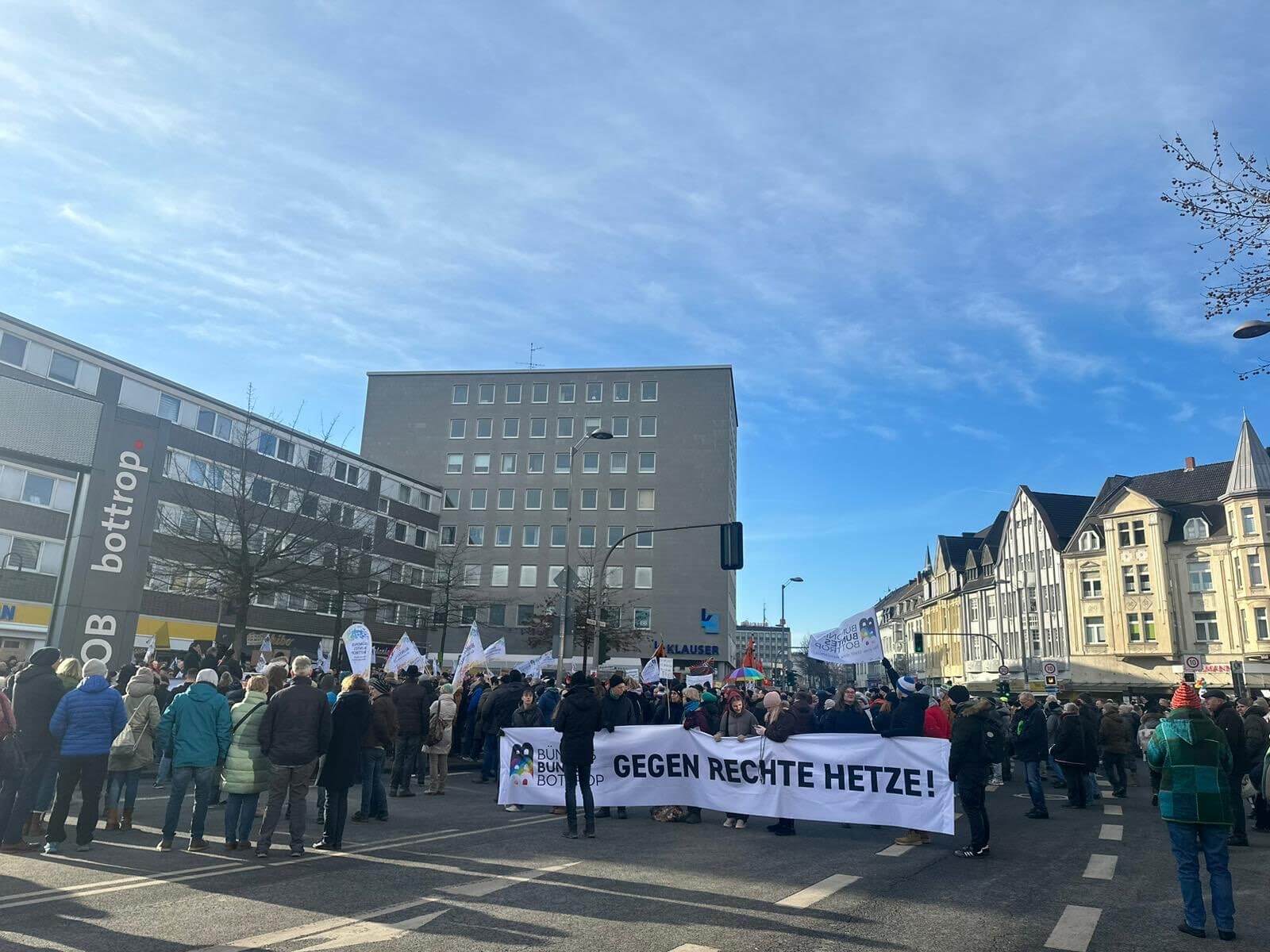 Blick auf Demo gegen Rechts Teilnehmende mit einem Banner mit der Aufschrift „Gegen Rechte Hetze!“ in der Innenstadt von Bottrop