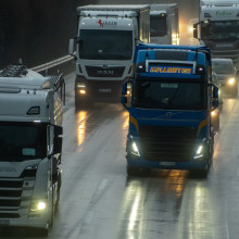 Mehrere LKWs auf einer Autobahn