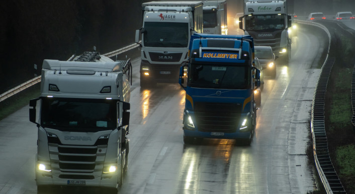 Mehrere LKWs auf einer Autobahn