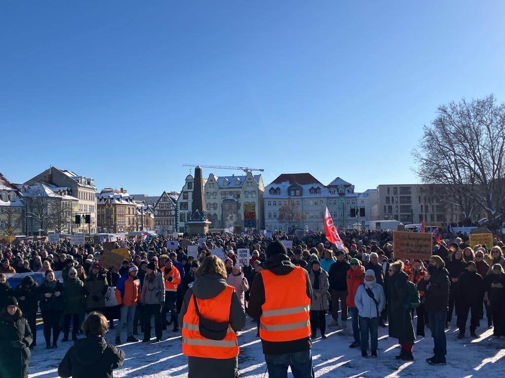 Foto vom Domplatz in Erfurt bei der Demo gegen Rechts am 20.1.2024. Zwei Redner in Westen sprechen zur Menge.