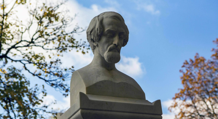 Symbolbild der Büste von Heinrich Heine auf dem Friedhof Montparnasse. Im Netz kursiert ein Fake-Gedicht – doch Heine sagte nicht: „Inder, Türken, Hottentotten sind sympathisch alle drei, wenn sie leben, lieben, lachen, fern von hier in der Türkei. Doch wenn sie in hellen Scharen, wie der Maden in dem Speck in Europa nisten wollen, ist die Sympathie bald weg.“