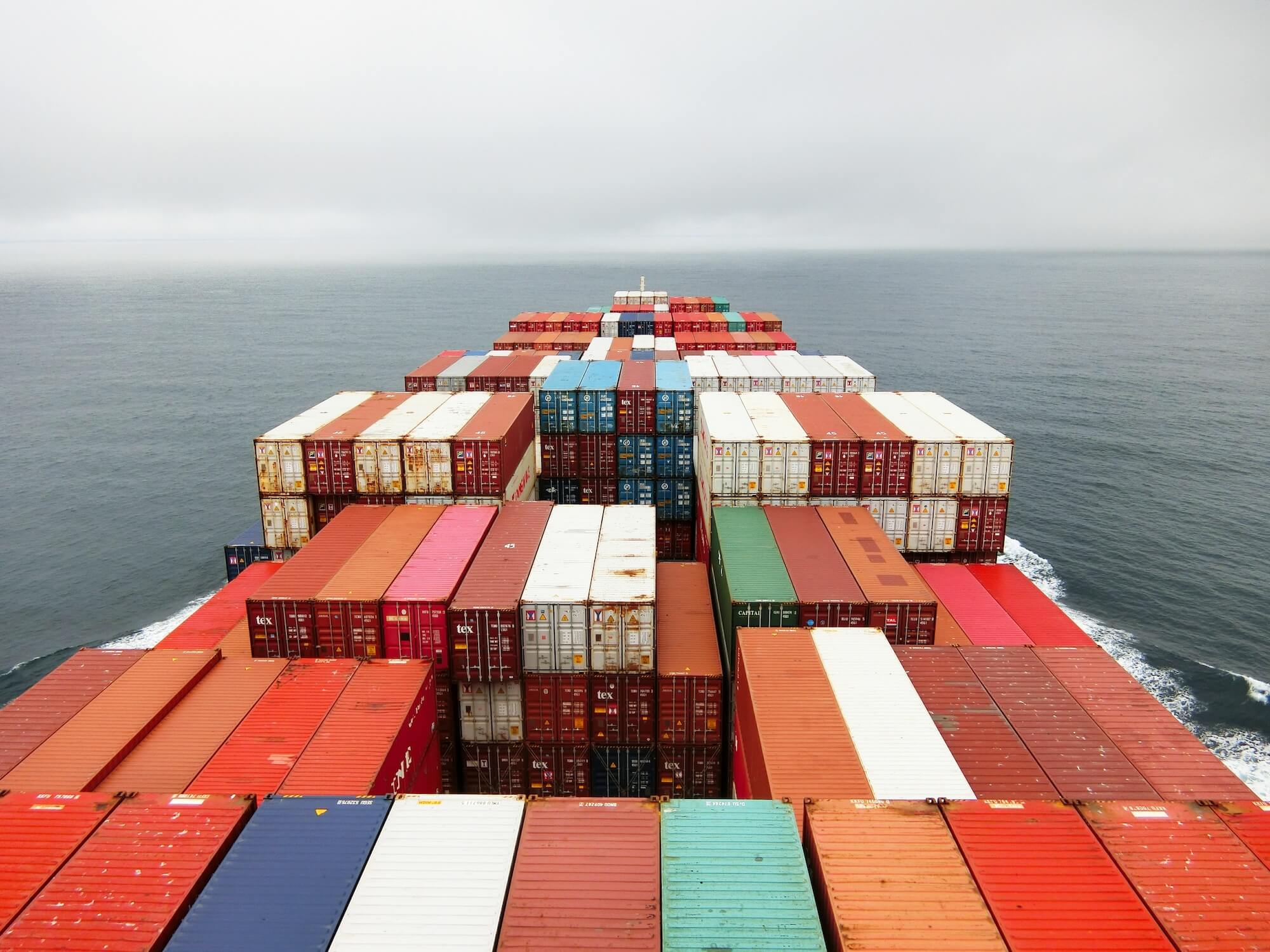 Bunte Container stapeln sich auf dem Deck eines FrachtschiffsFoto: Rinson Chory / unsplash.com