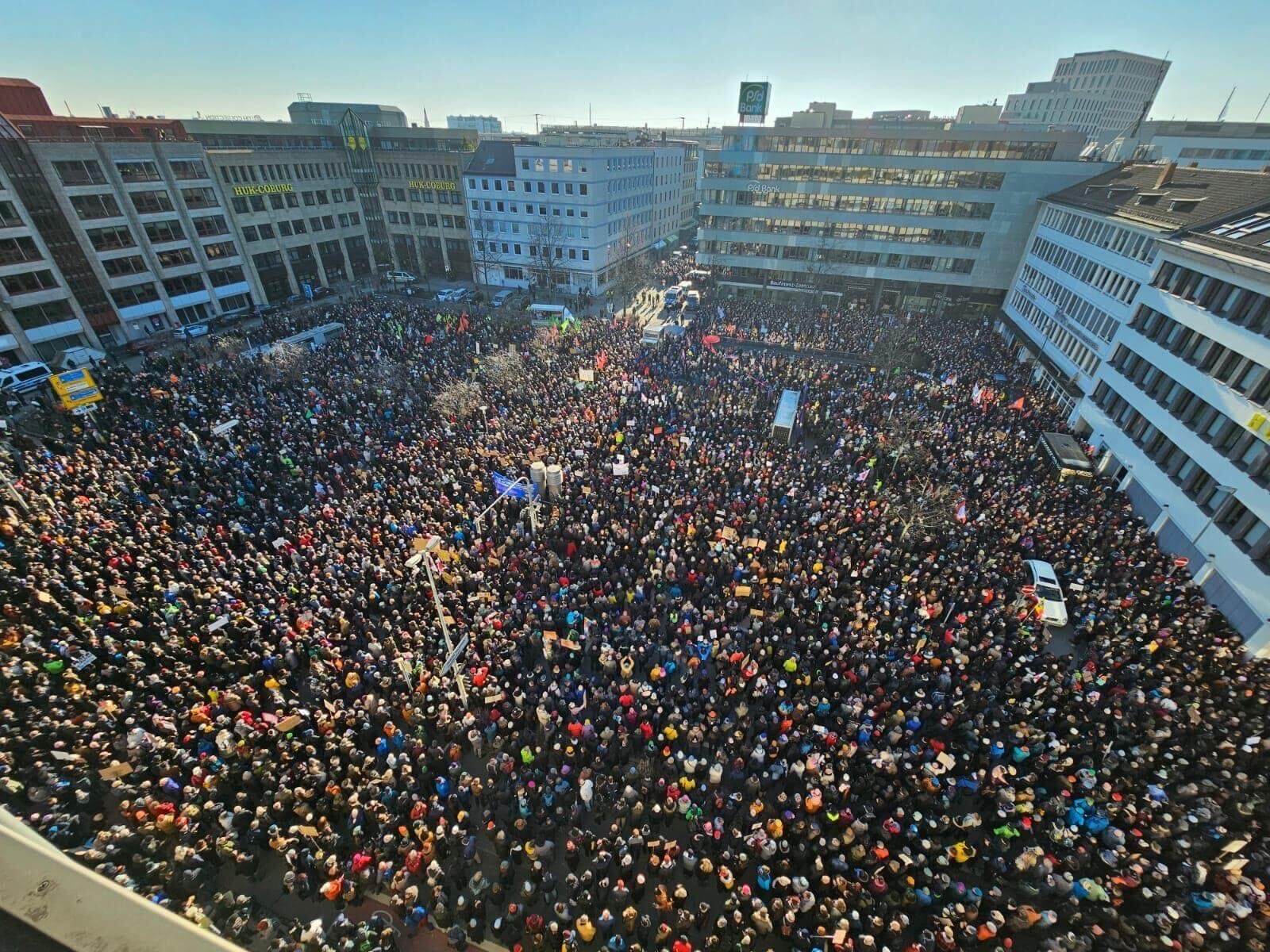 Foto zeigt den komplett überfüllten Willy-Brandt-Platz bei der Demo gegen Rechts am 20.1.
