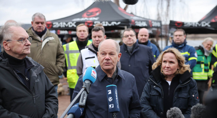 Olaf Scholz in Berga bei einem Termin mit der Presse