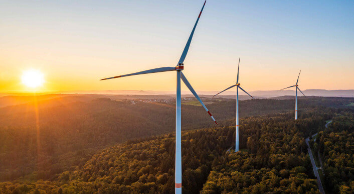 Der Bau von Windrädern sorgt seit Jahren für Konflikte im Reinhardswald. Hier sind Windräder in einer Waldlandschaft in Baden-Württemberg zu sehen.