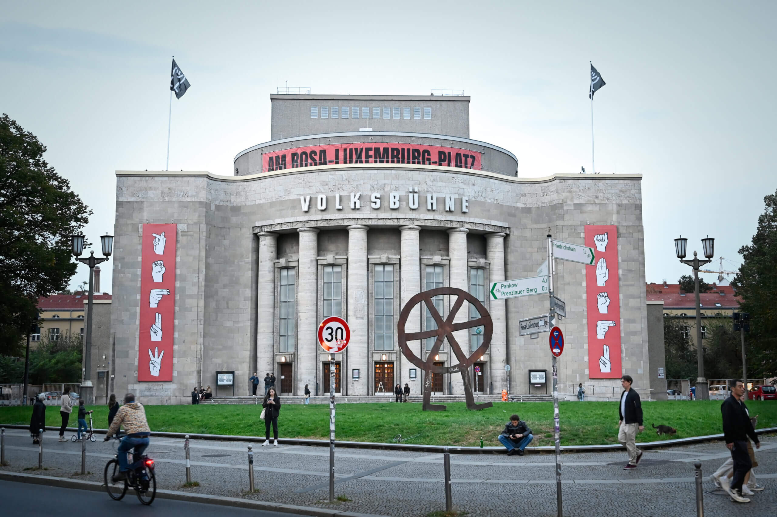 Volksbühne am Rosa-Luxemburg-Platz, Gebäude von vorne