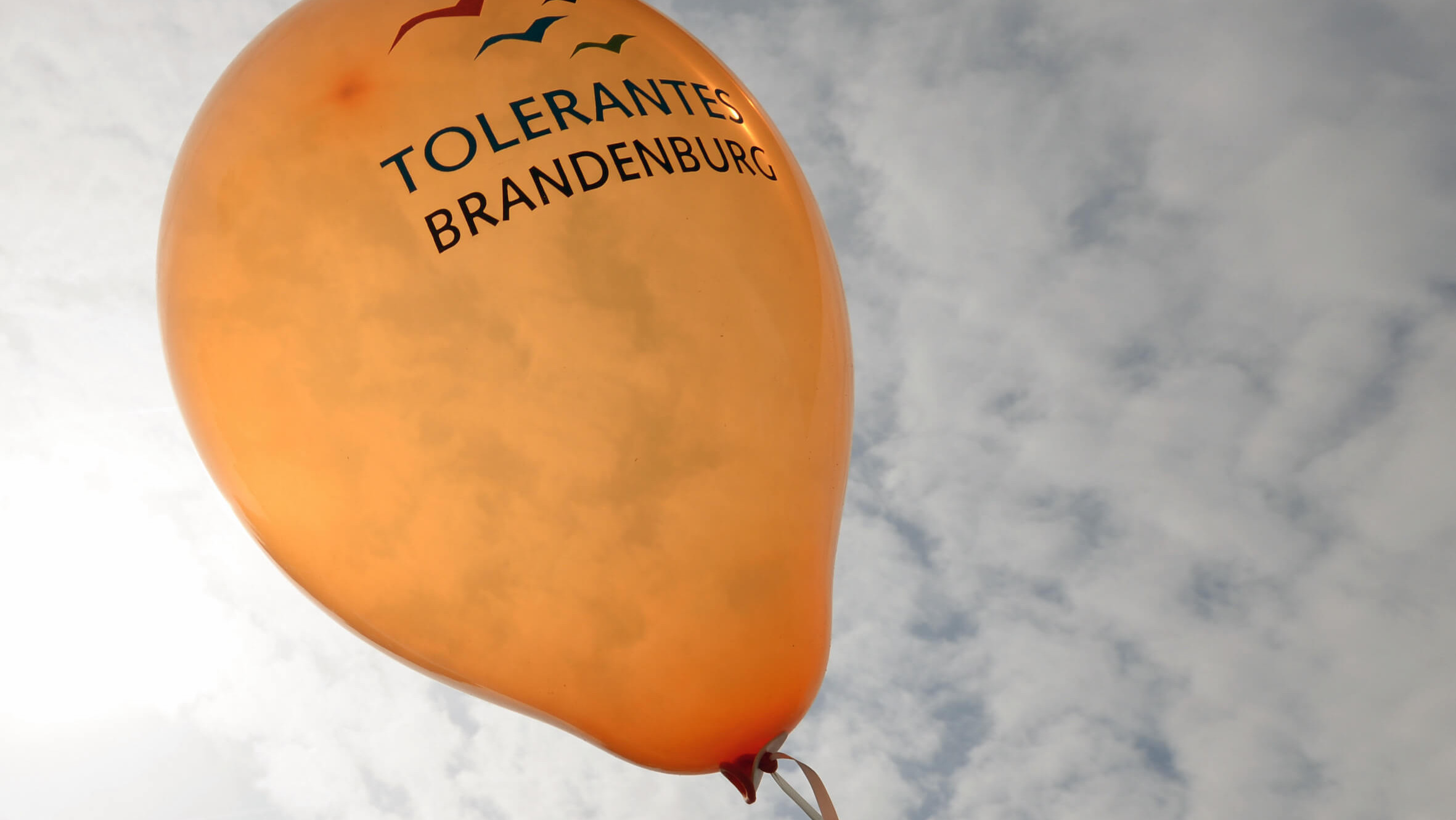 Ein Luftballon, auf dem Tolerantes Brandenburg steht