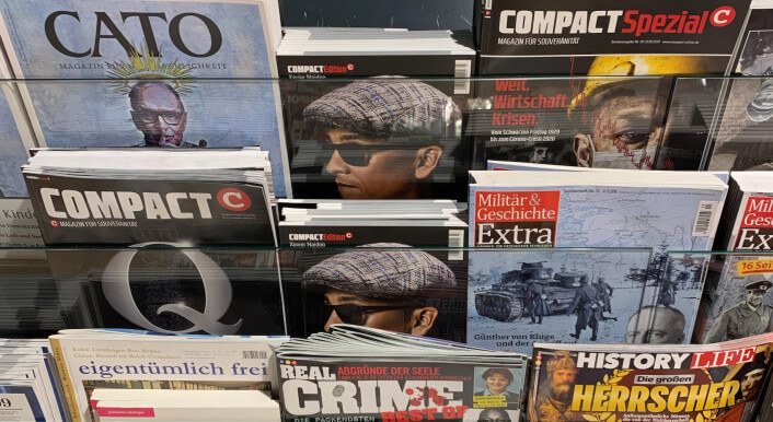 Gleich vier Titel vom rechtsextremen Compact Magazin sind im Zeitschriftenregal aufgereiht direkt neben Magazin über den 2. Weltkrieg