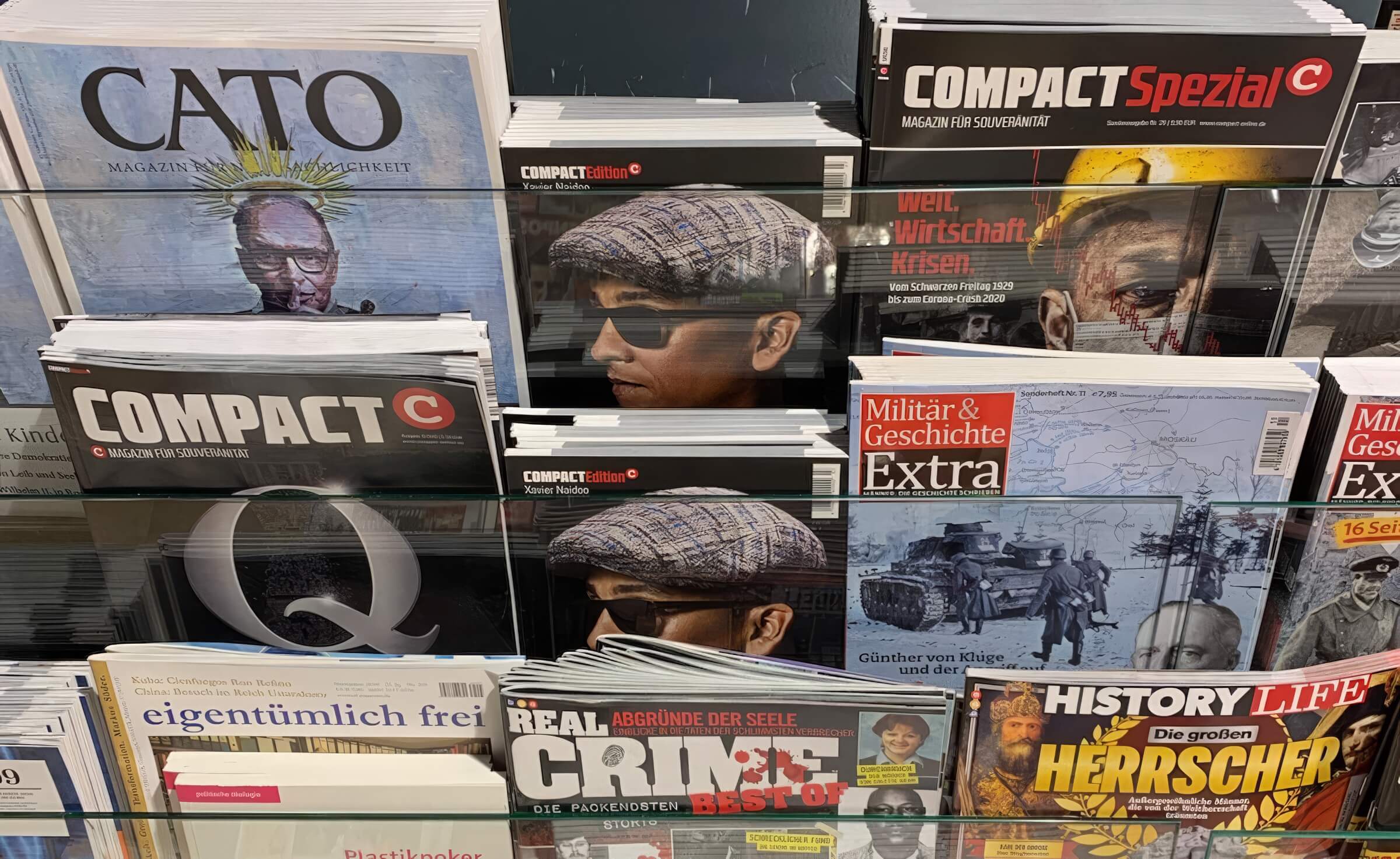 Gleich vier Titel vom rechtsextremen Compact Magazin sind im Zeitschriftenregal aufgereiht direkt neben Magazin über den 2. Weltkrieg