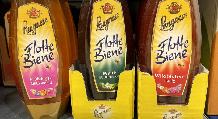 Symbolbild mehrere Honig „Flotte Biene“ in einem Supermarktregal