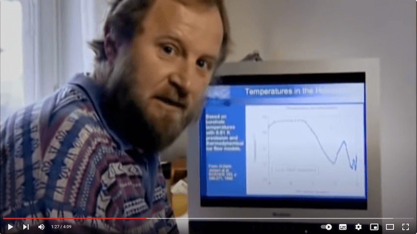 Screenshot aus dem Dokumentarfilm: Zu sehen ist Steffensen vor einem Computer, der eine Grafik erklärt