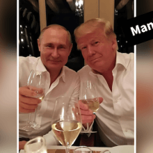 Ein Foto zeigt Putin und Trump, beide mit einem Glas Weißwein in der Hand. Darüber steht: "Manipuliert".