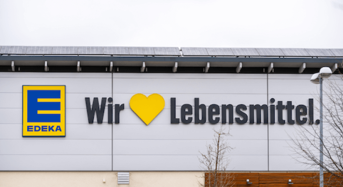 Ein Foto zeigt eine Edeka-Fassade.