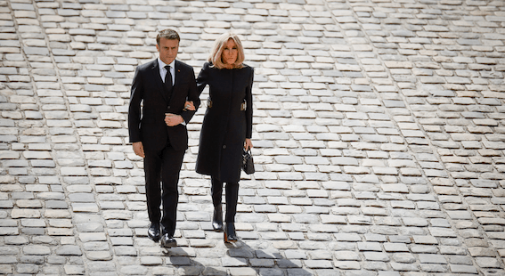 Ein Foto von Emmanuel und Brigitte Macron.