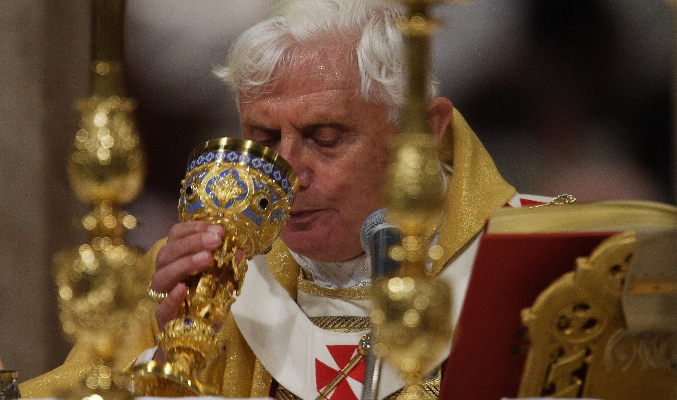 Joseph Kardinal Ratzinger unterschrieb einen Brief als Präfekt der Glaubenskongregation, der einem Missbrauchspriester erlaubte, Messfeiern mit Traubensaft zu feiern.