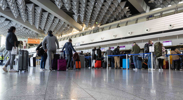 Reisende am Frankfurter Flughafen.