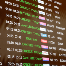 Foto einer Anzeigetafel an einem Flughafen, bei vielen Flügen steht "canceled".