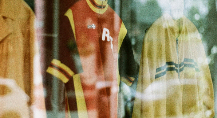 Schaufenster mit Vintage-Kleidung